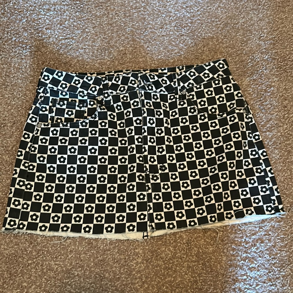 Pacsun flower mod mini black and white